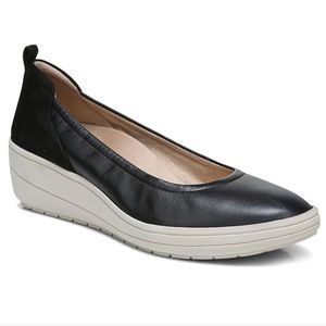 Vionic Jacey wedge black leather wedge slip on low heel shoe women's 9